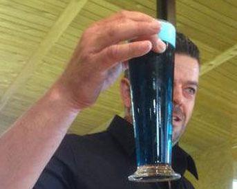 Glas bier met een blauwe kleur